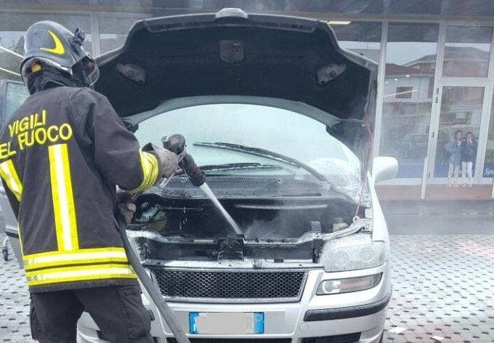 Auto distrutta dalle fiamme