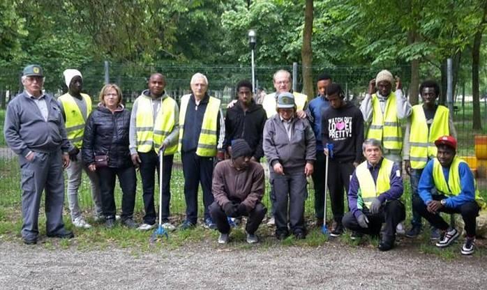 I migranti puliscono il parco della Pace
