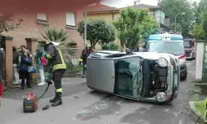 Scontro tra due auto, una si ribalta