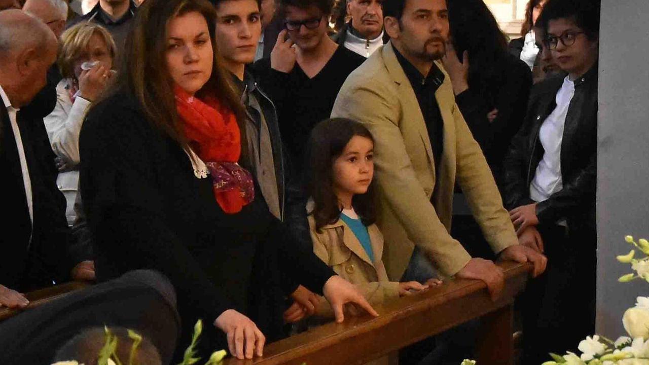 Lacrime e rose bianche per Federico