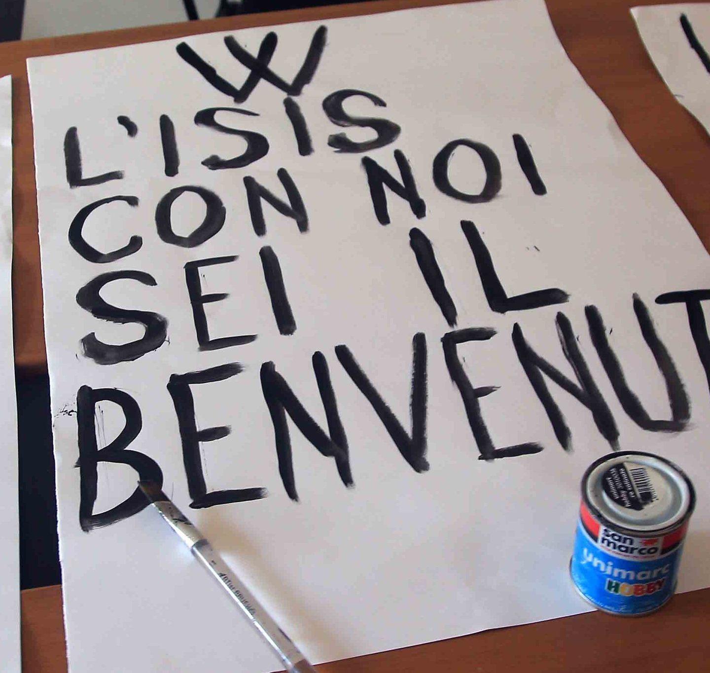 Propaganda o scherzo? Inchiesta sui manifesti 