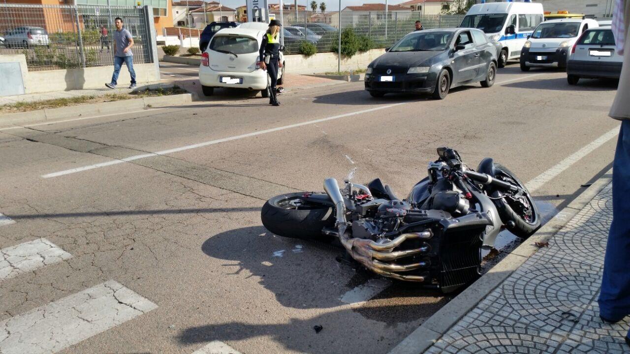 La moto e l'auto coinvolti nell'incidente