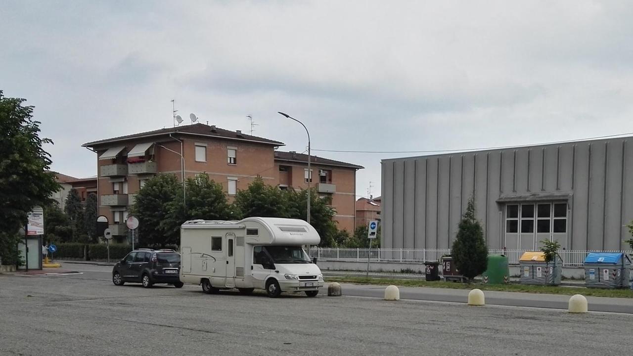Sassuolo: parcheggia il tir in divieto e poi tira fuori la “Colt”