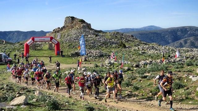 La partenza di una tappa di Sardinia Trail che giunge quest'anno alla 6a edizione