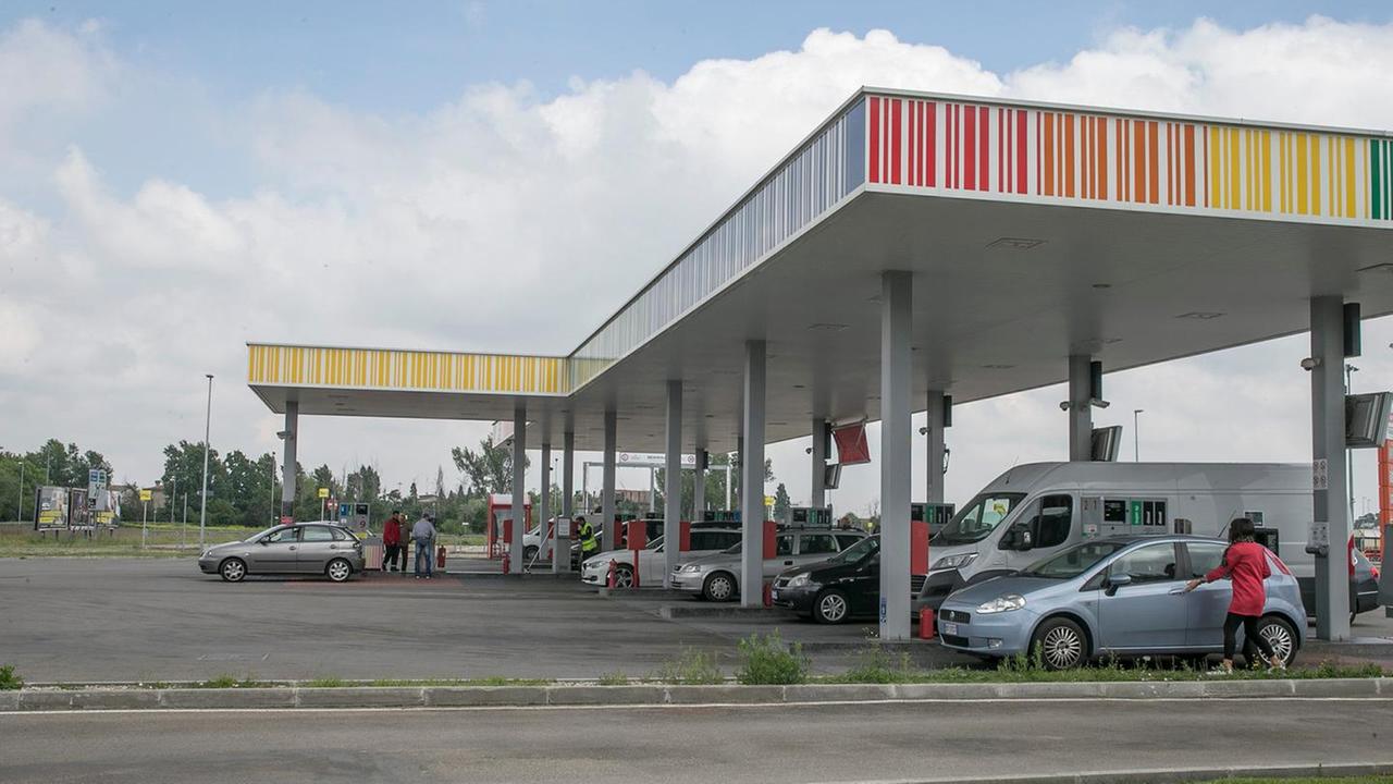 Modena, fa benzina e viene derubata del Suv