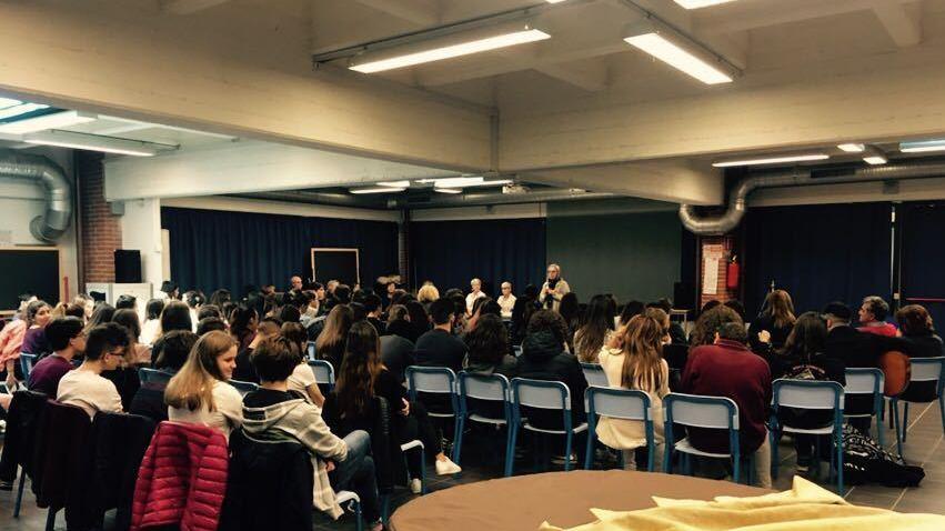 Gli studenti rievocano il rogo nazista dei libri