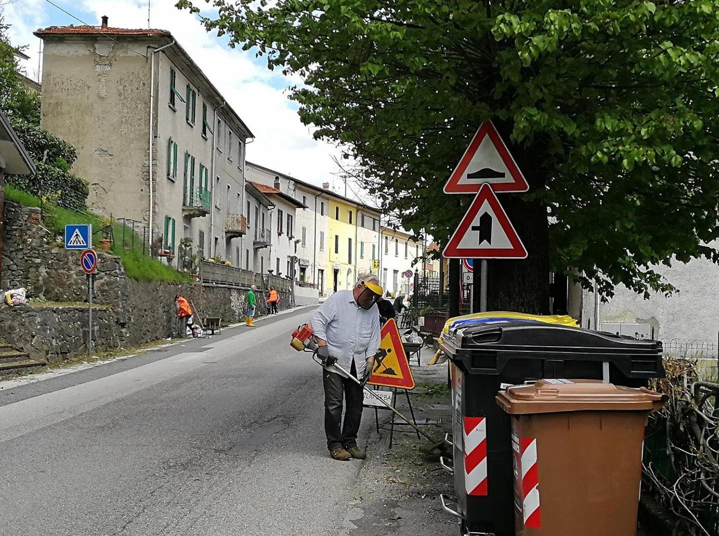 Scope e rastrelli, i cittadini puliscono i paesi 