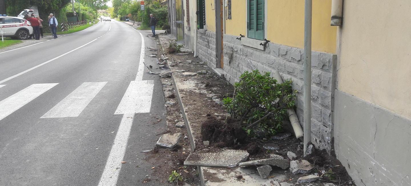 Auto sbanda e porta via le fioriere