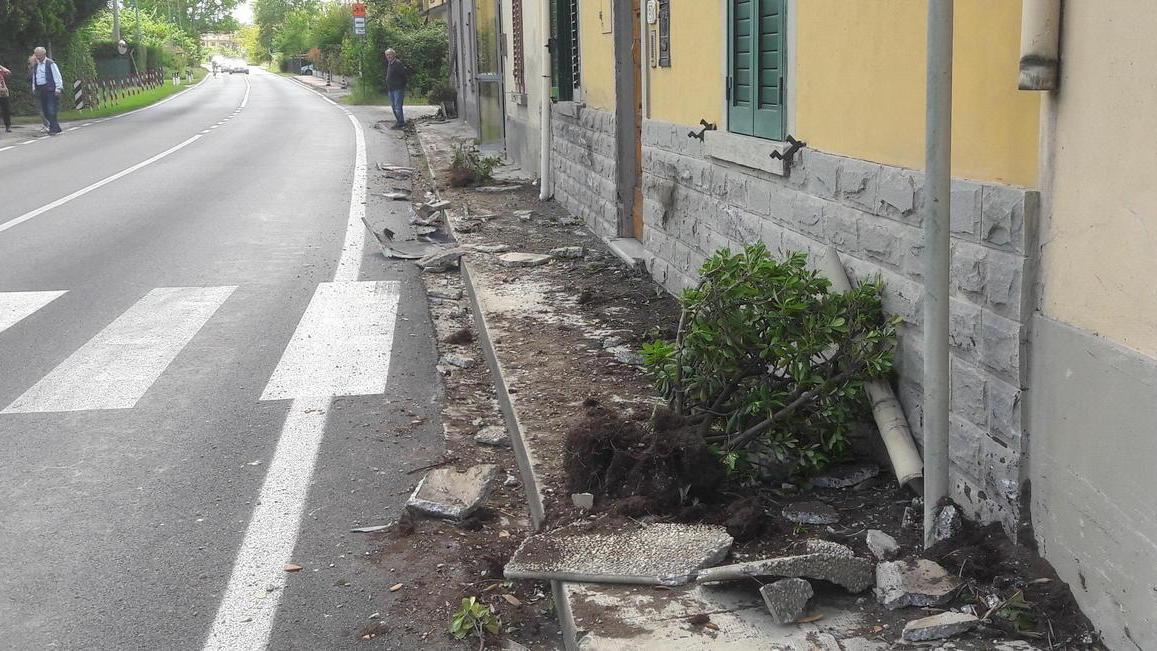 Auto sbanda e porta via le fioriere