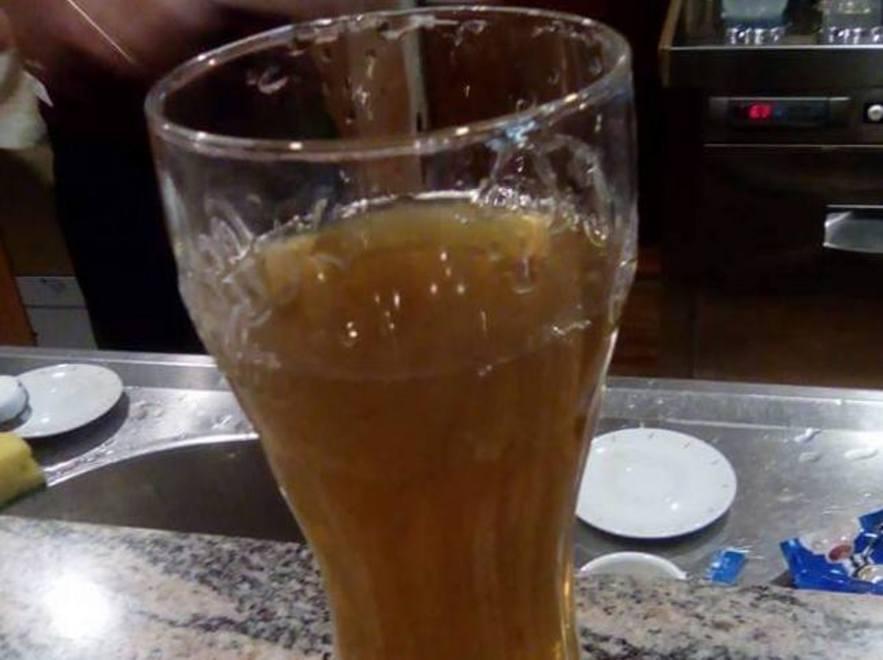 Acqua torbida per un tubo danneggiato 