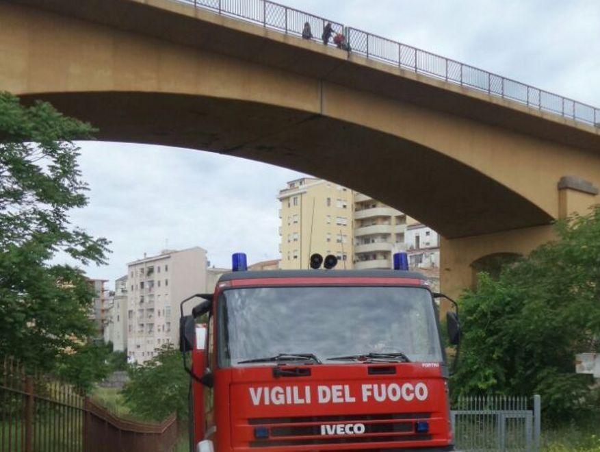Vuole suicidarsi, ci ripensa ma non riescono a salvarla 