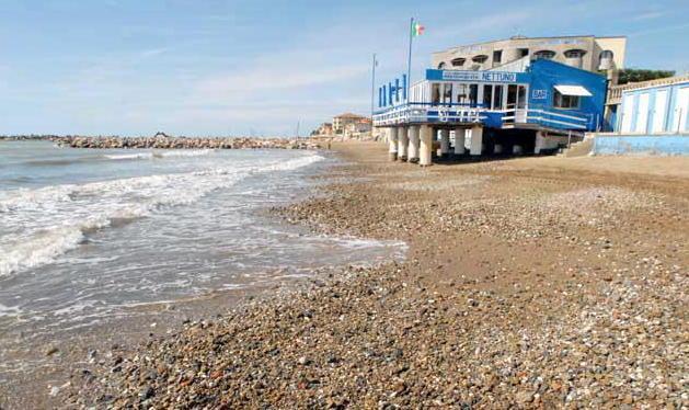 Sassi in spiaggia, al via la rimozione