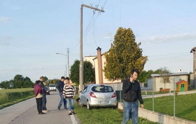 Scontro, si spezza palo della luce 