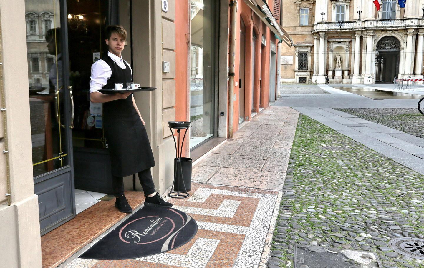 Modena, multe a raffica per zerbini con pubblicità   