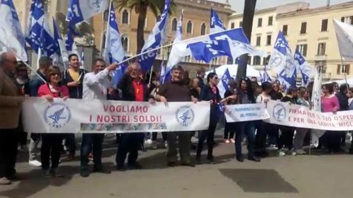Il sit in dei lavoratori in piazza d'Italia