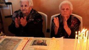 Le gemelle Berritta durante la festa del 100° compleanno