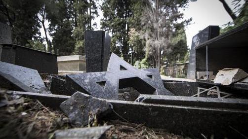 Roma, devastate 70 tombe del cimitero del Verano 