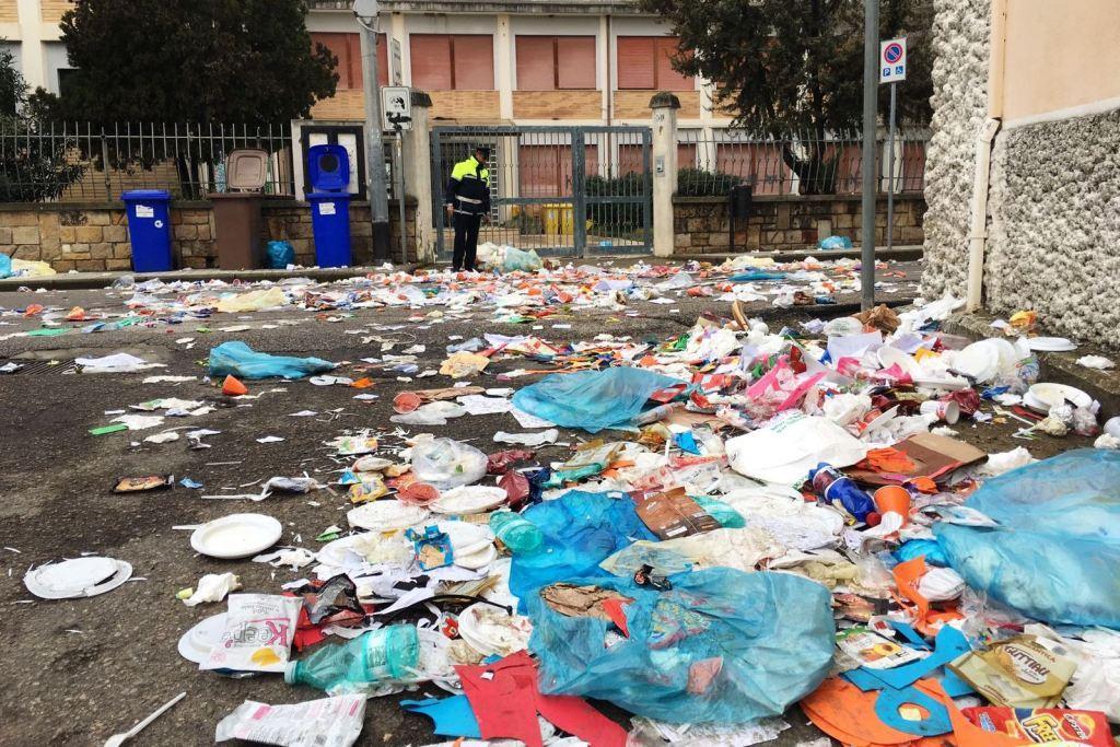 Com'era ridotta la piazzetta davanti alla scuola dopo l'atto vandalico notturno