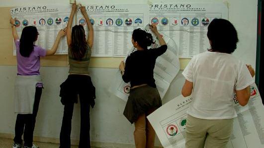 L'insediamento di un seggio elettorale con l'elenco dei candidati e delle liste