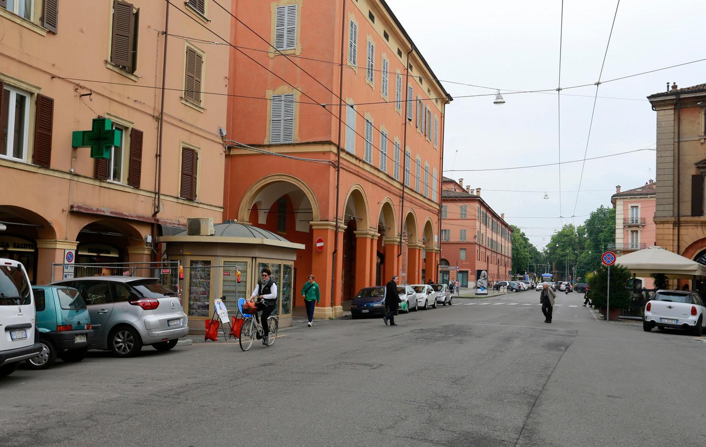 Modena. Mendicante insegue e blocca scippatore  