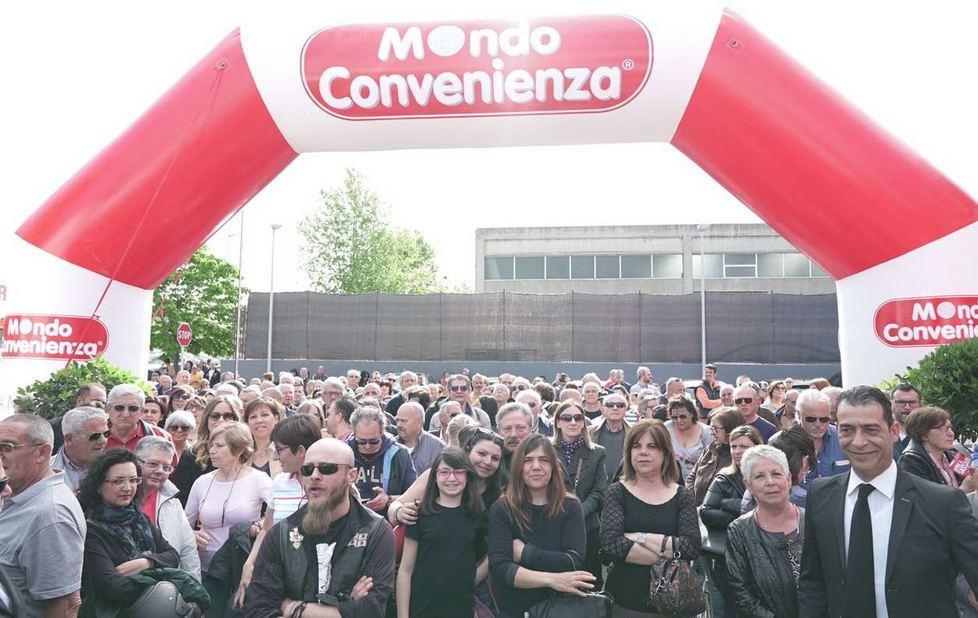 Folla record all’apertura di Mondo Convenienza