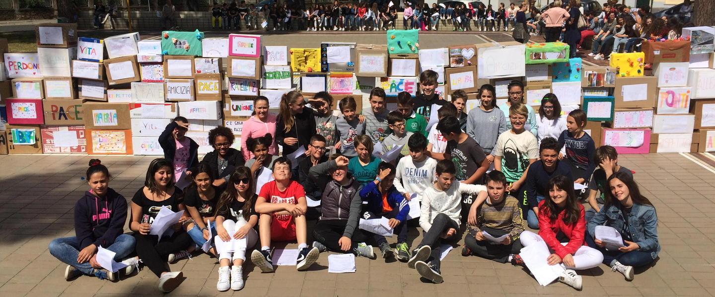 Migranti, gli alunni abbattono il muro 