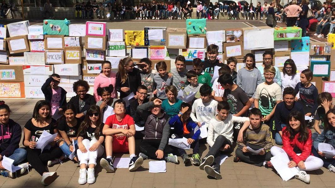 Migranti, gli alunni abbattono il muro