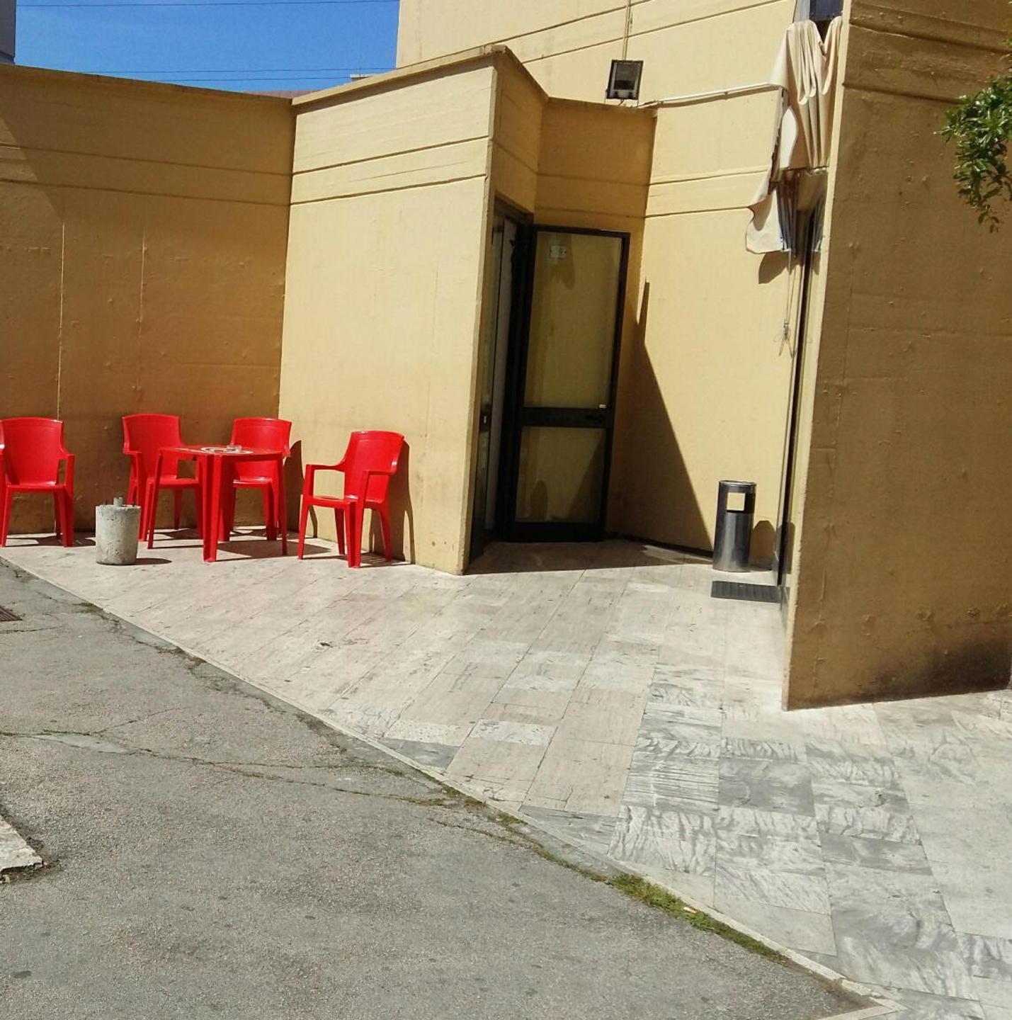 Si accascia e muore al centro commerciale 