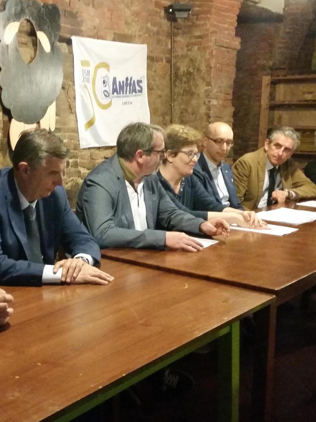 Negozi allagati da anni in via Fillungo 