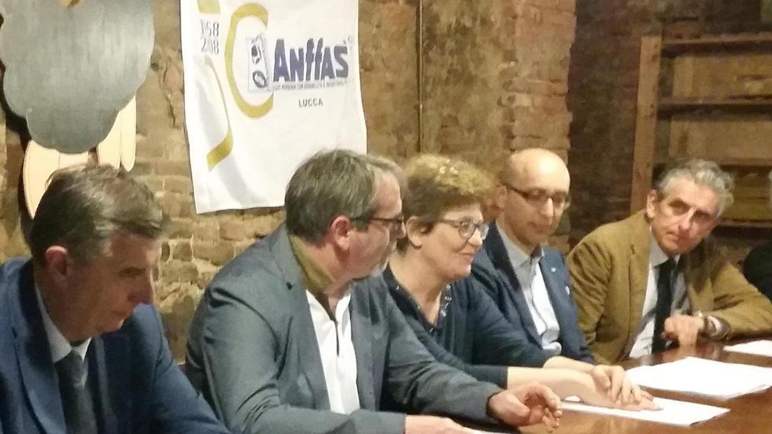 Negozi allagati da anni in via Fillungo