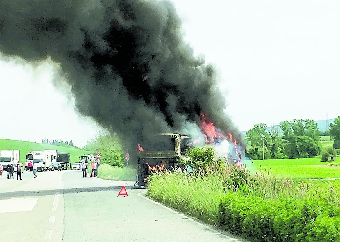 A fuoco un bus di linea paura sulla via Emilia 