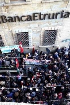 Esuberi nella nuova Etruria Cgil: «La sede resti ad Arezzo»