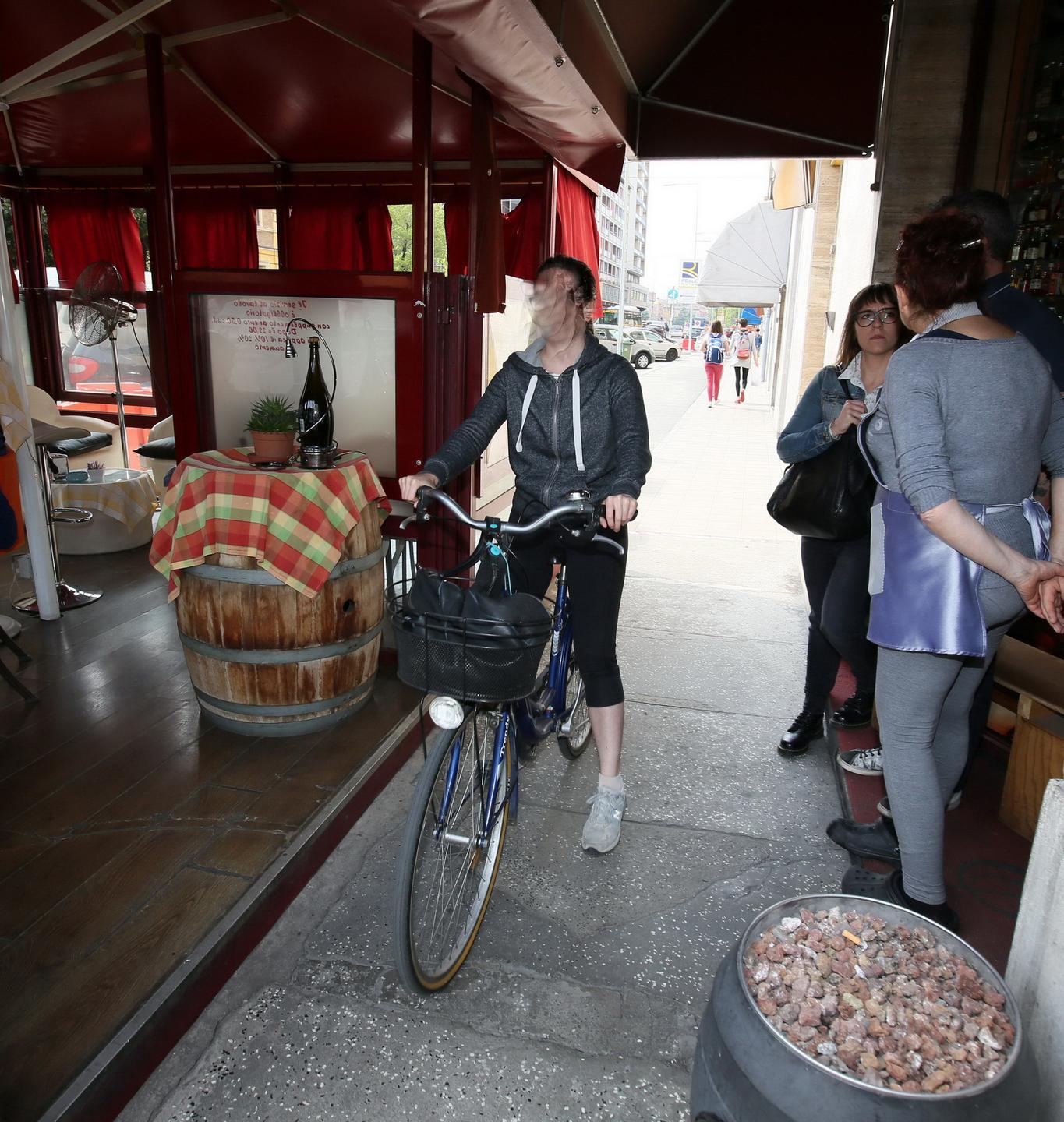 Passa la ciclabile, si spostano... i tavoli del bar