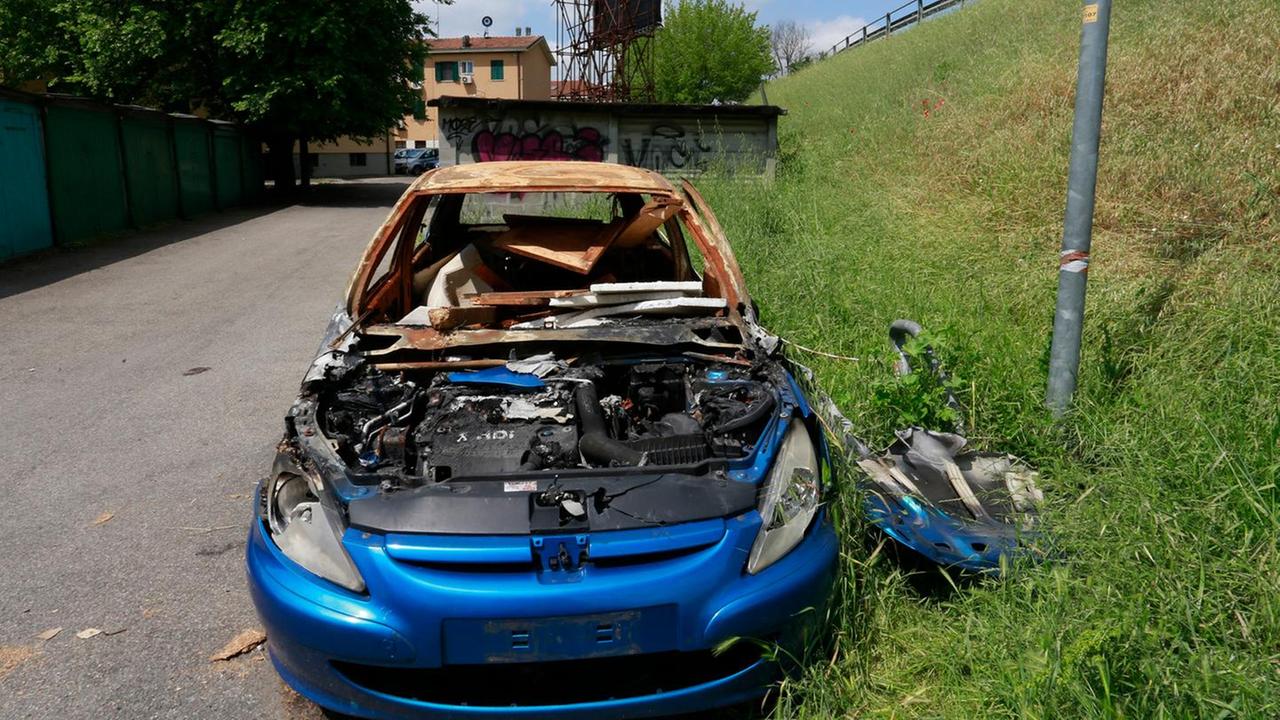 Auto bruciata diventa un cassonetto