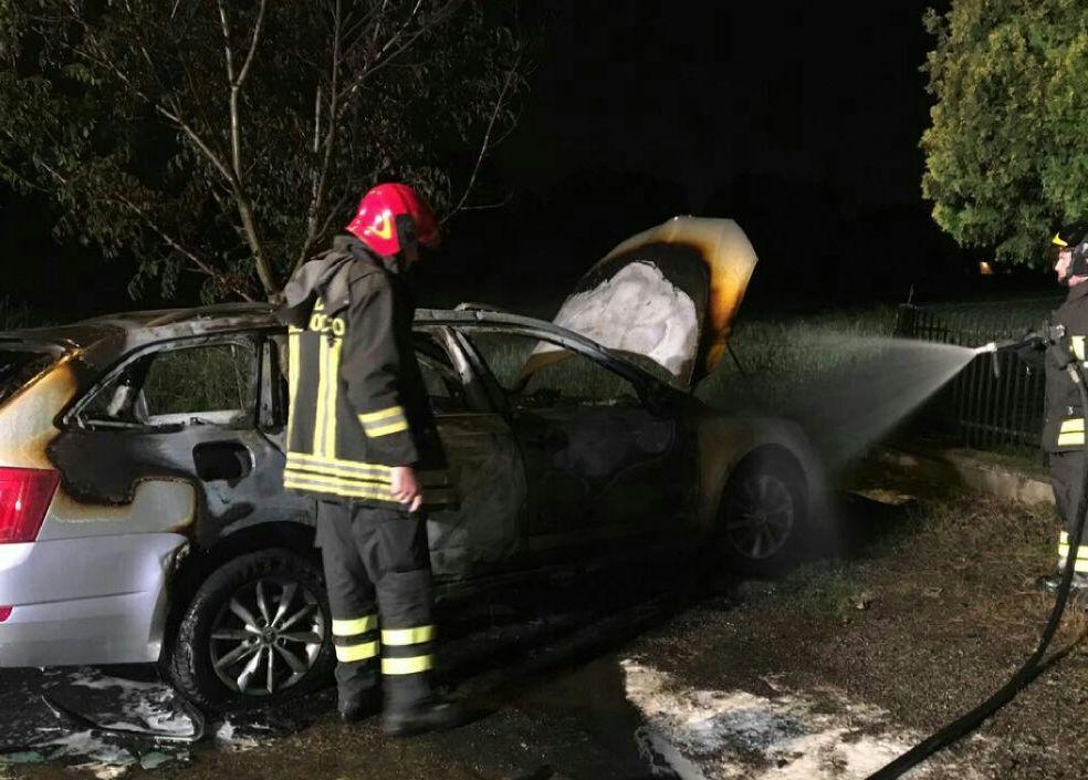 Auto bruciata, non si esclude il dolo