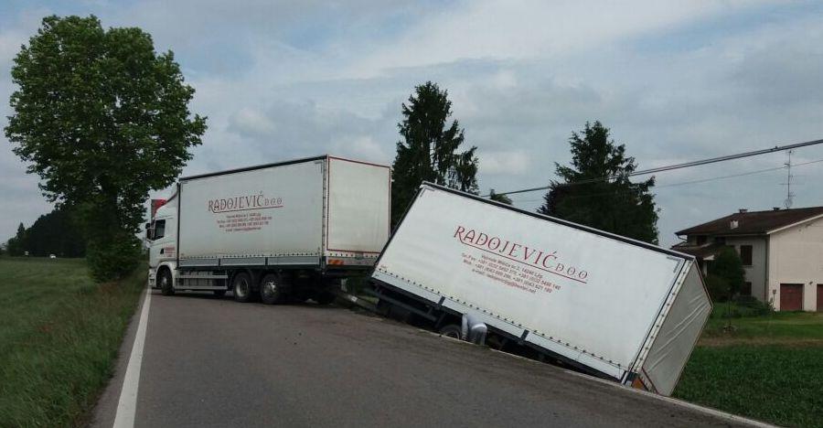 Il rimorchio del tir si ribalta Strada bloccata per ore