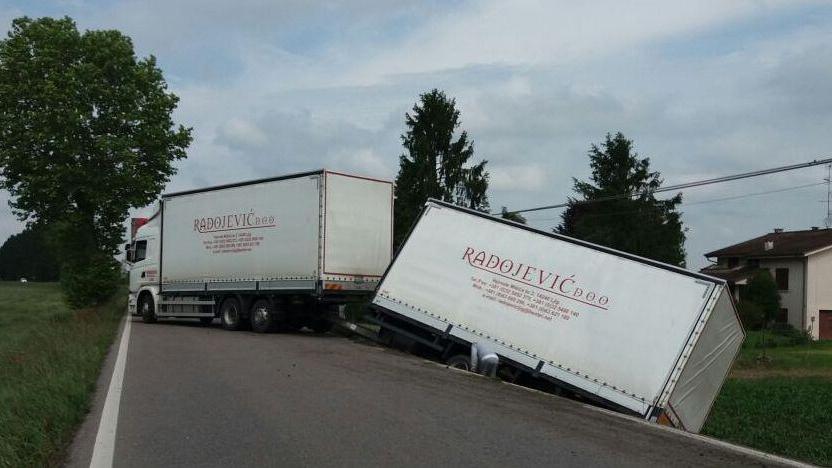 Il rimorchio del tir si ribalta Strada bloccata per ore