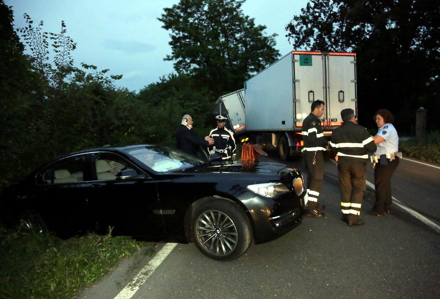 Modena, strada Vignolese, tir contro tre auto  