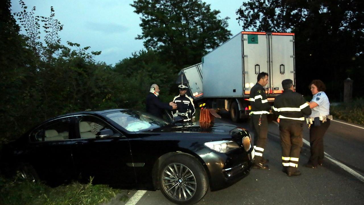 Modena, strada Vignolese, tir contro tre auto