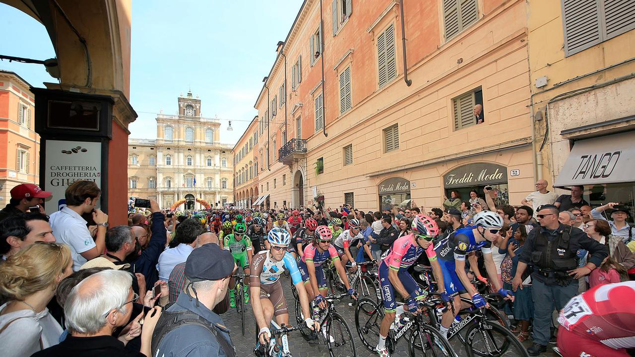 Il passaggio del Giro d'Italia a Modena