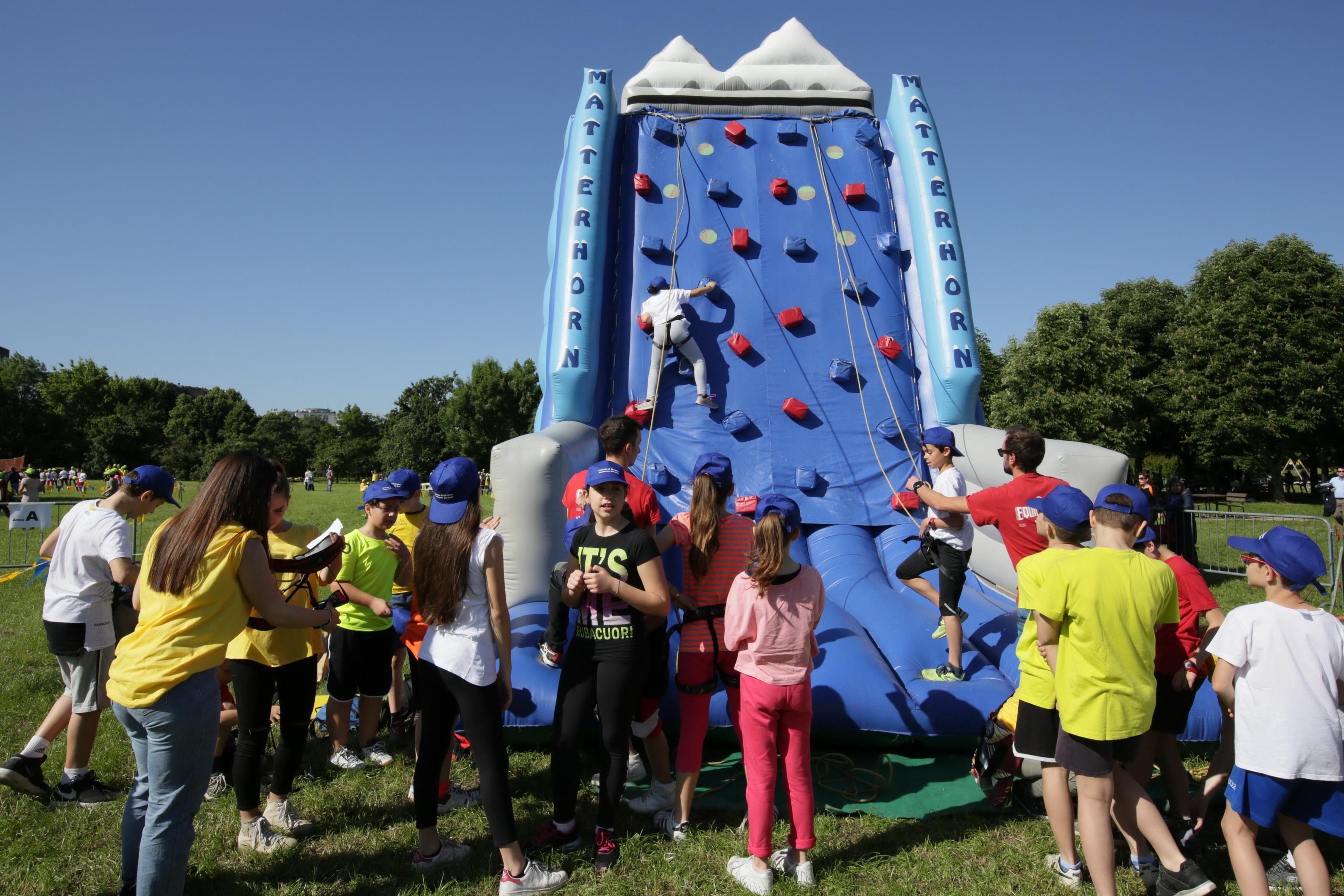 Gioco sport la festa dei ragazzi di quinta al Parco Ferrari di Modena