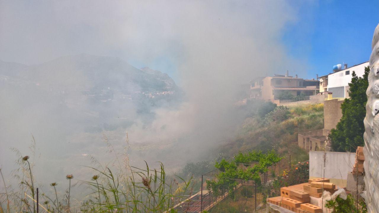 Paura a Villacidro: incendio in periferia, evacuate le case