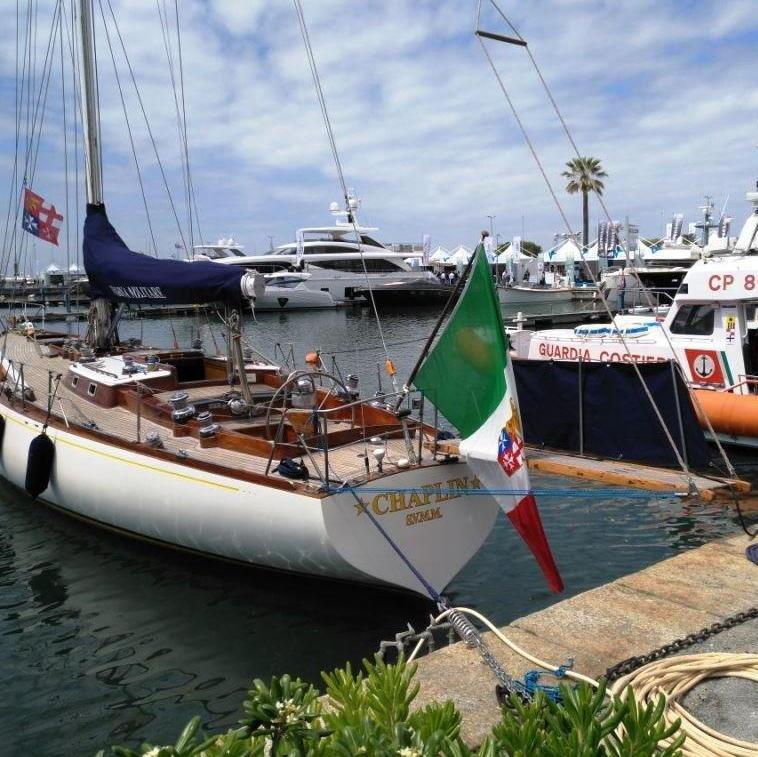 La barca “Chaplin” della Marina Militare e lo stand della Capitaneria di porto