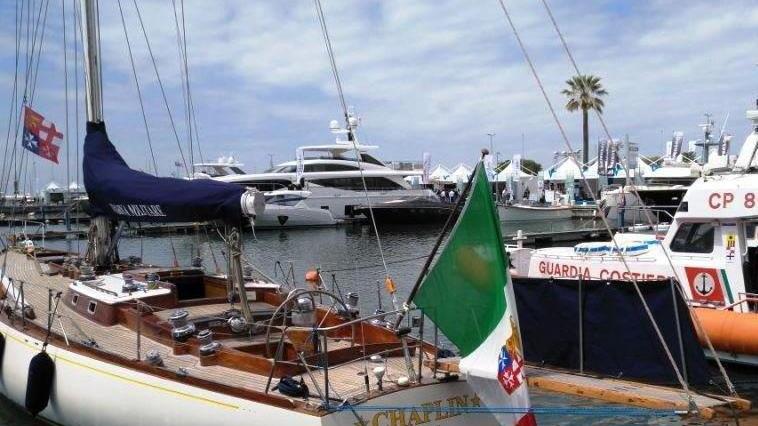 La barca “Chaplin” della Marina Militare e lo stand della Capitaneria di porto
