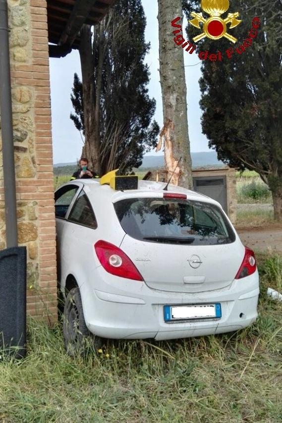 Sbanda e finisce incastrata tra un cipresso e una colonna