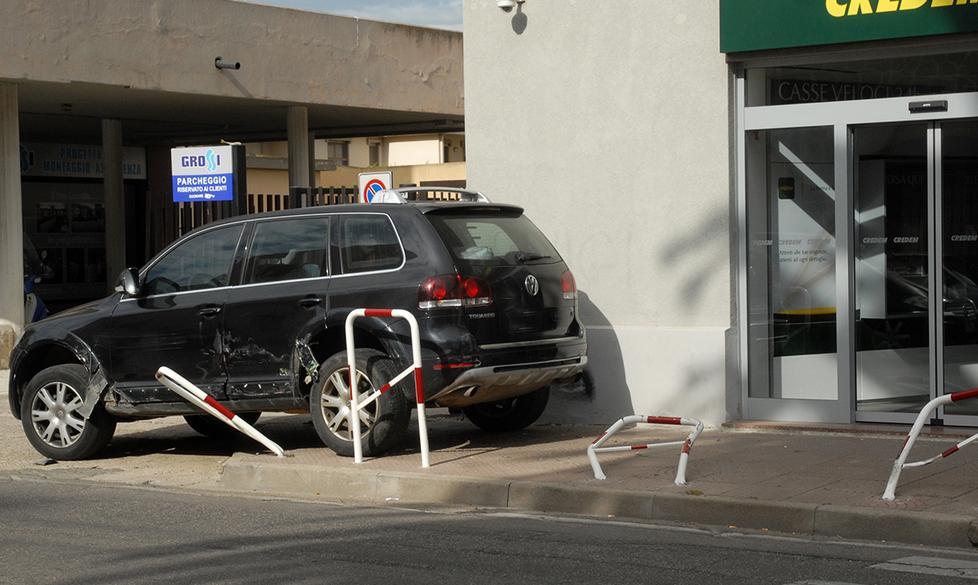Oristano, suv rischia di finire dentro la banca 