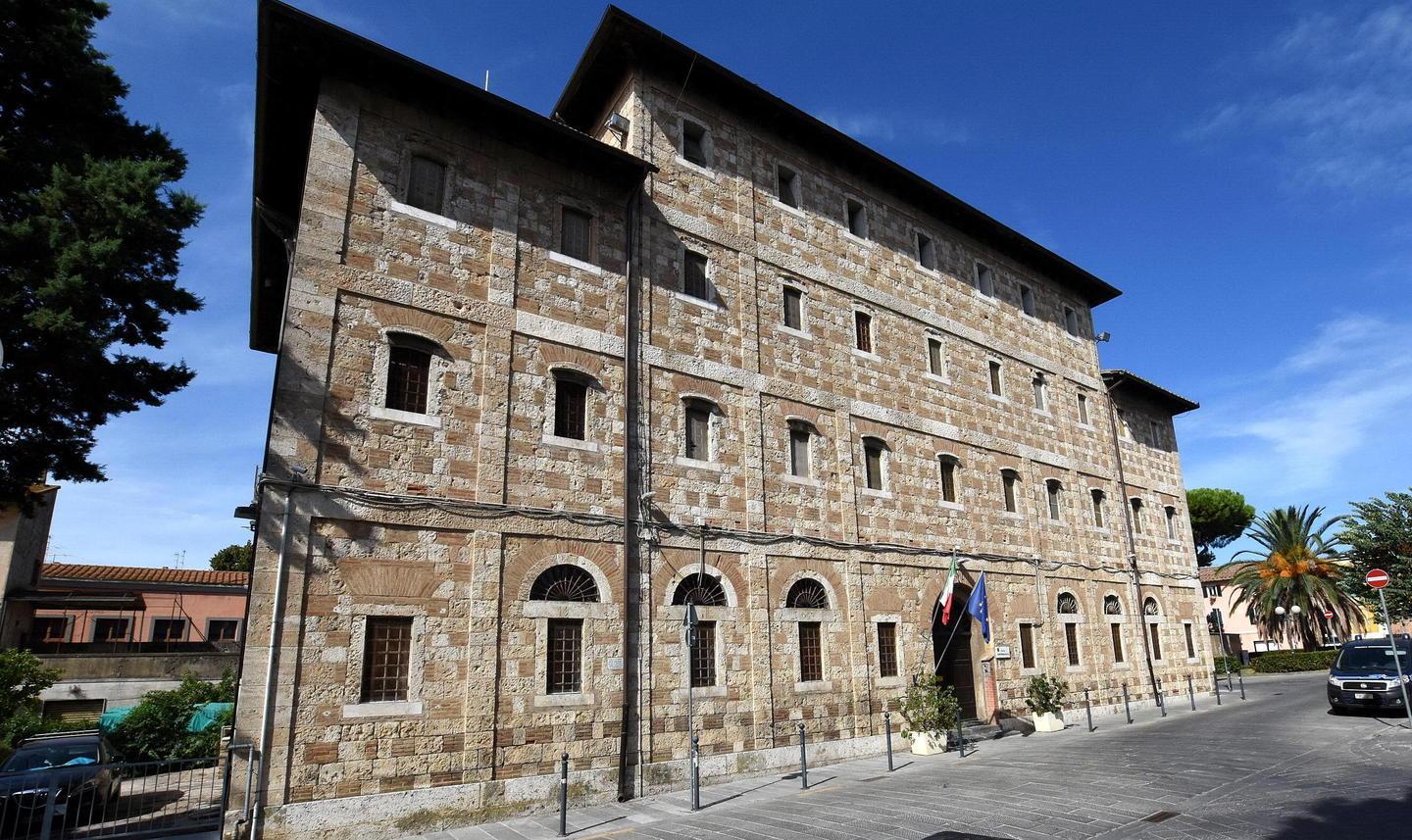 Nascosto nel letto con la droga, resta in carcere