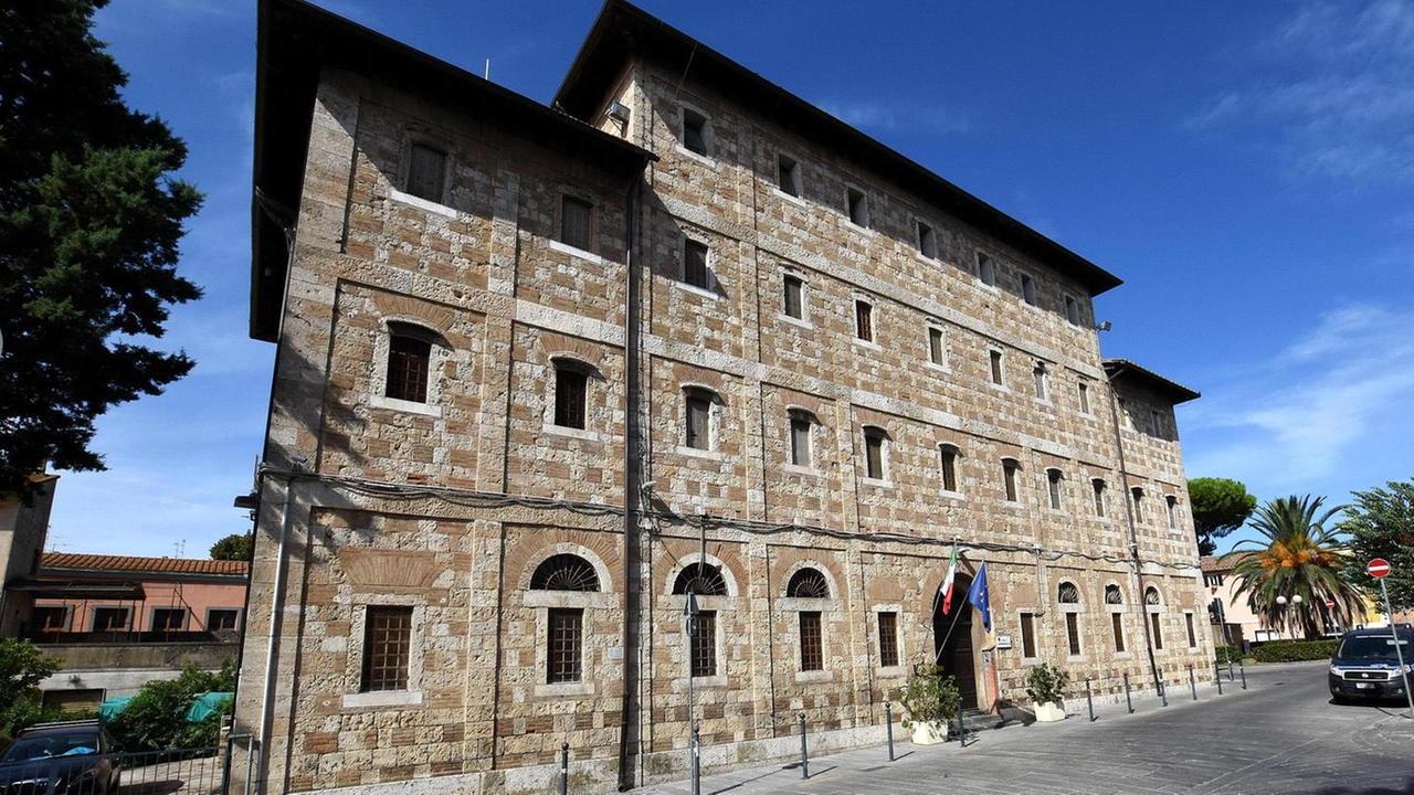 Nascosto nel letto con la droga, resta in carcere