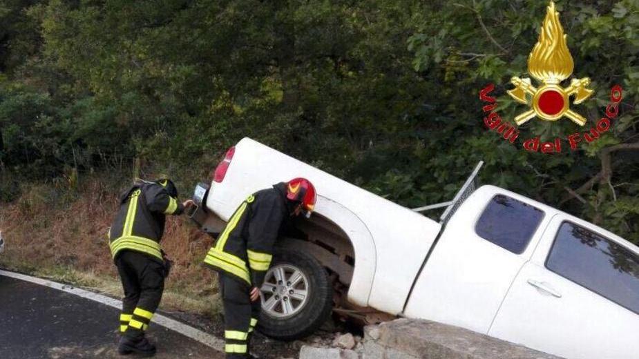 Fuori strada con il pick-up, un ferito