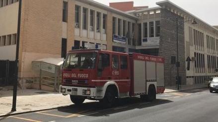Istituto Panedda evacuato per un piccolo incendio 